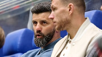 Schalke-Coach Miron Muslic und sein verletzter Starspieler Edin Dzeko Schalke-Coach Miron Muslic und sein verletzter Starspieler Edin Dzeko