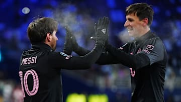 El argentino Lionel Messi festeja con su compatriota Tadeo Allende