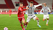 Tomas Palacios (re.) im Zweikampf mit Walter Mazzantti