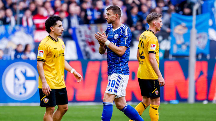 Edin Dzeko (m.) gelangen in 139 Schalke-Minuten schon drei Tore!