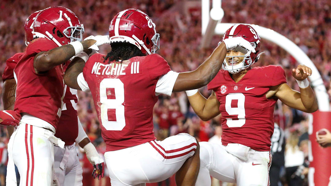 Bryce Young and John Metchie III celebrate a touchdown.

Tus Alabamatennesseegc1090