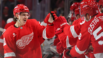 Chicago Blackhawks v Detroit Red Wings
