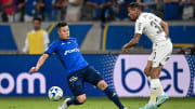 Times vivem situações opostas na tabela de classificação