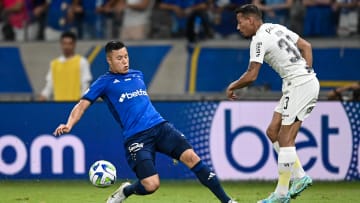 Times vivem situações opostas na tabela de classificação