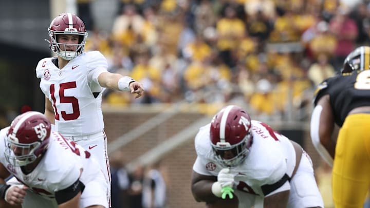 Alabama Crimson Tide quarterback Ty Simpson (15)
