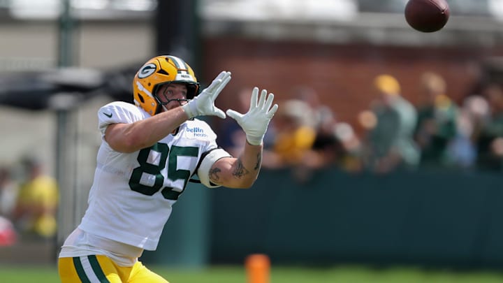 Green Bay Packers tight end Tucker Kraft (85) catches a pass during training camp.