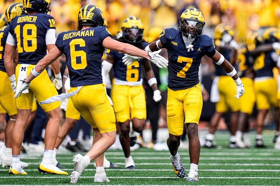 Michigan safety Chris Bracy celebrates with wide receiver JJ Buchanan against Oklahoma.