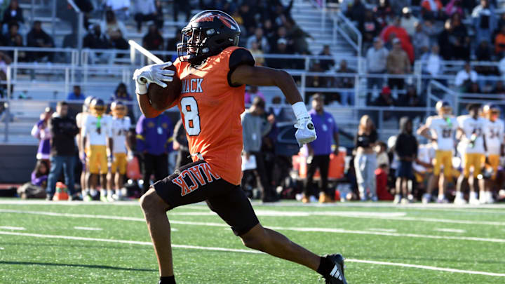 Dominic Davis breaks free for a 70-yard touchdown run in the 2025 Silver Bowl win over Oakland Tech at Castlemont High School