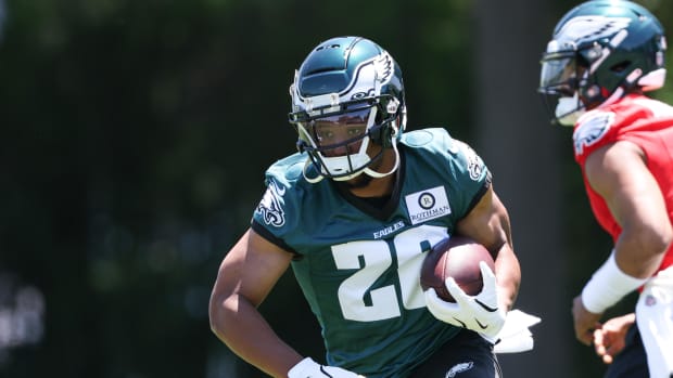 Philadelphia Eagles running back Saquon Barkley (26) runs with the ball during practice