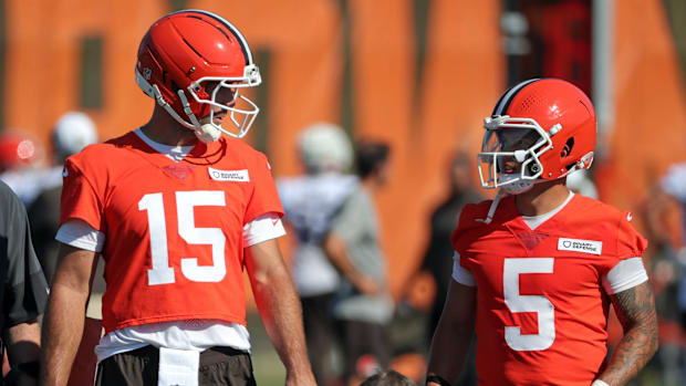 Cleveland Browns quarterback Joe Flacco chats with quarterback Dillon Gabriel (5) during NFL training camp practice Cleveland Browns quarterback Joe Flacco chats with quarterback Dillon Gabriel (5) during NFL training camp practice
