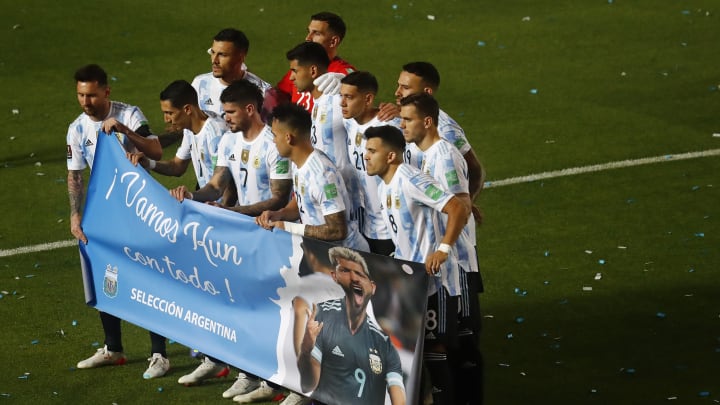 Argentina, Messi despliega pancarta en apoyo a Sergio Agüero
