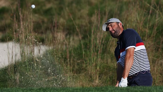 El golfista del equipo de EE. UU., Scotti, jugó desde el búnker durante la bola de cuatro bancos en el primer día de la Copa Skyflower Rider.