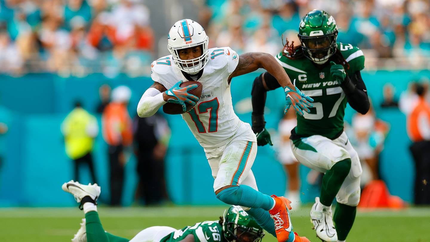 Watch Jaylen Waddle send special message to Dolphins fans after signing new deal - Vimarsana News