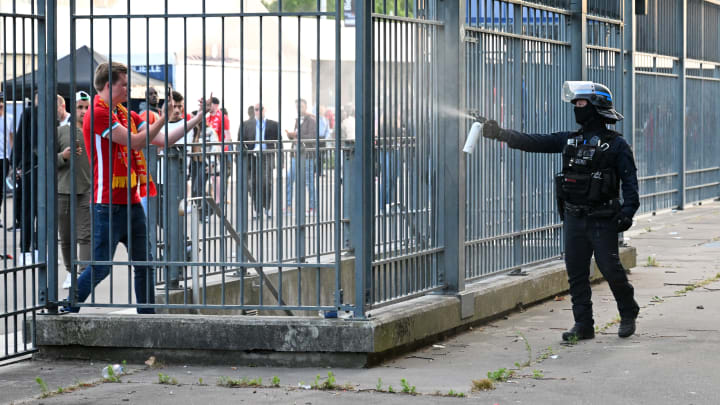 Un fan de Liverpool gazé par un policier français au Stade de France