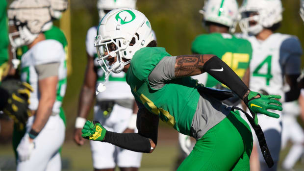 Oregon defensive back Sione Laulea runs during practice with the Oregon Ducks