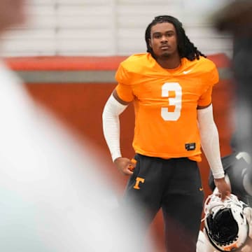 Tennessee defensive back Jermod McCoy (3) warms up during a Tennessee football practice, Tuesday, Dec. 17, 2024.