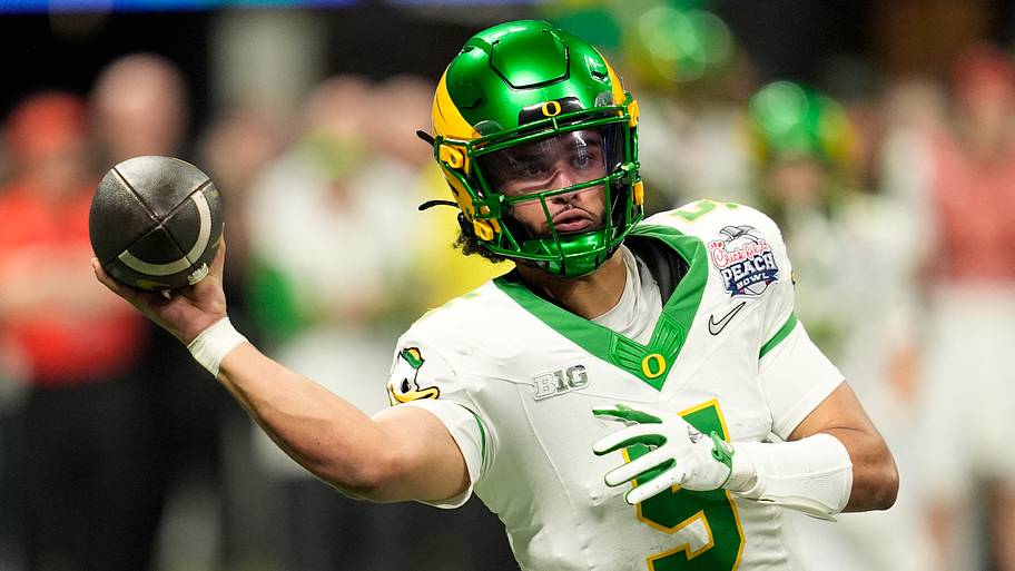 Oregon Ducks quarterback Dante Moore