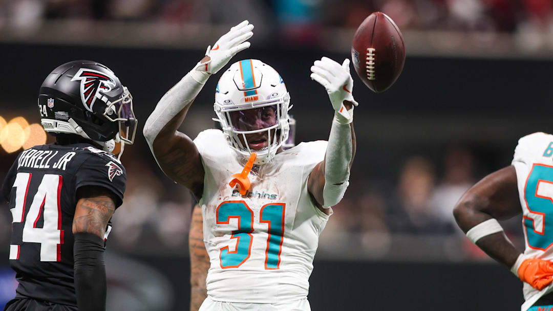 Miami Dolphins running back Ollie Gordon II (31) celebrates after a first down against the Atlanta Falcons in the third quarter at Mercedes-Benz Stadium.