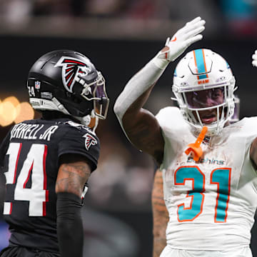 Miami Dolphins running back Ollie Gordon II (31) celebrates after a first down against the Atlanta Falcons in the third quarter at Mercedes-Benz Stadium.