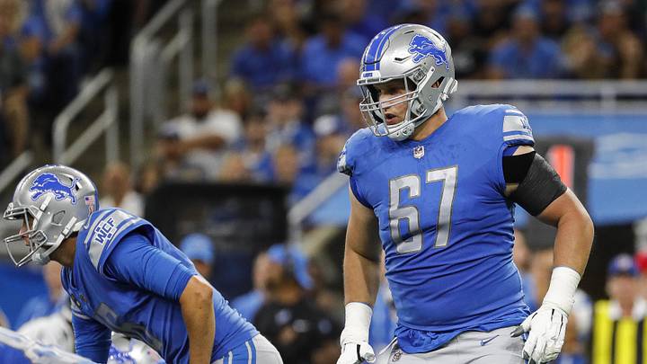 Ngày 11 tháng 9 năm 2022; Detroit, Michigan, Hoa Kỳ; Tiền vệ tấn công của Detroit Lions, Matt Nelson (67) vào vị trí chuẩn bị chơi với Philadelphia Eagles trong hiệp một tại Ford Field.