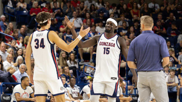 Gonzaga Bulldogs Braden Huff (34) and Graham Ike (15).