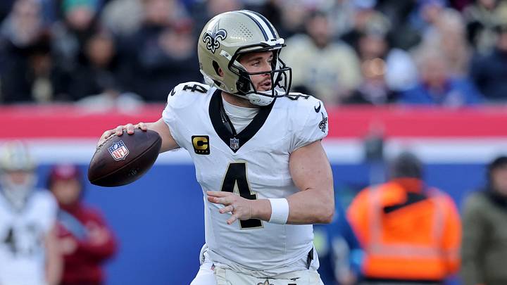 Former New Orleans Saints quarterback Derek Carr drops back to pass against the New York Giants during the first quarter at MetLife Stadium.