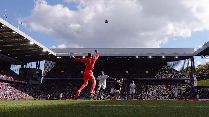 Ollie Watkins del Aston Villa anota el primer gol de su equipo ante Bernd Leno del Fulham
