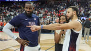 LeBron James y Stephen Curry con las figuras del Team USA 