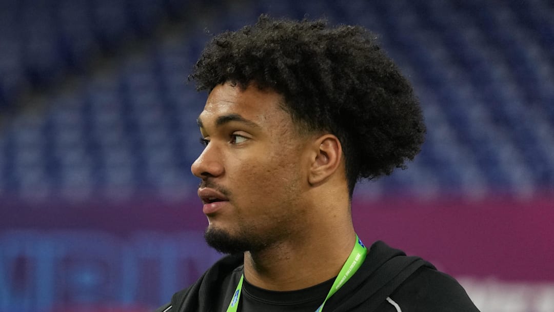 Feb 27, 2026; Indianapolis, IN, USA; New Orleans Saints scout Josh Hill (left) talks with Oregon tight end Kenyon Sadiq (TE23) during the NFL Scouting Combine at Lucas Oil Stadium. Mandatory Credit: Kirby Lee-Imagn Images