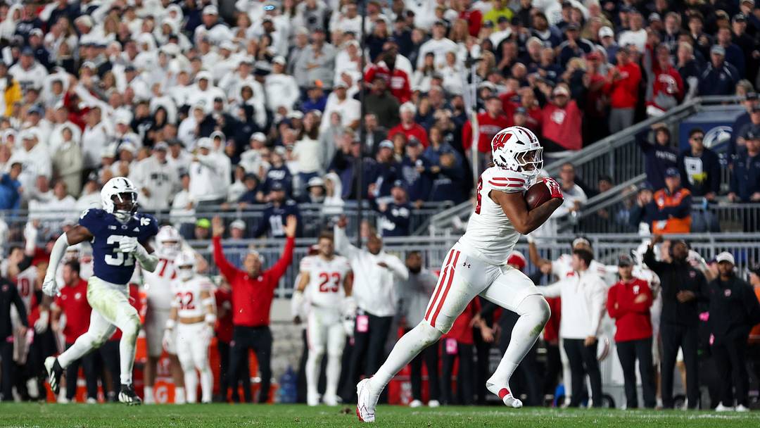 Wisconsin Badgers tight end Jacob Harris (89) runs for a touchdown in the fourth quarter against the Penn State Nittany Lions at Beaver Stadium. Wisconsin Badgers tight end Jacob Harris (89) runs for a touchdown in the fourth quarter against the Penn State Nittany Lions at Beaver Stadium.