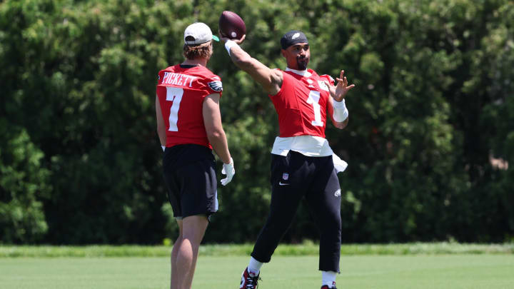 Kenny Pickett (L), Jalen Hurts (R), Philadelphia Eagles