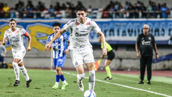 Jair Cunha, zagueiro do Santos que interessa ao Botafogo
