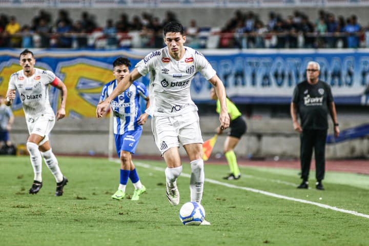 Jair Cunha, zagueiro do Santos que interessa ao Botafogo