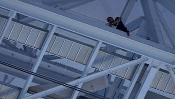 Los inspectores analizando el motivo por el cual cayó una pieza de metal del techo del AT&T Stadium