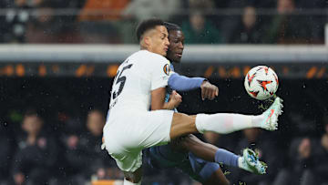 Eintracht-Verteidiger Tuta (l.) im Duell mit Don Angelo Konadu