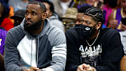 LeBron James sigue fuera con molestias de rodilla
