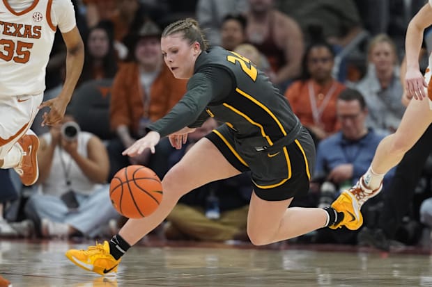 Ashton Judd goes for a loose ball against Texas