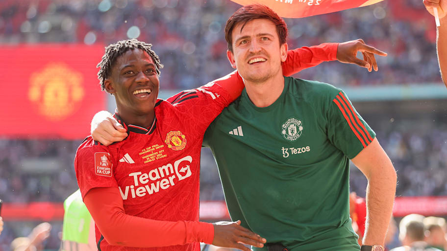 Kobbie Mainoo (left) and Harry Maguire.
