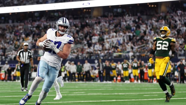  Dallas Cowboys tight end Jake Ferguson (87) scores a touchdown against the Green Bay Packers during the first half for the 2