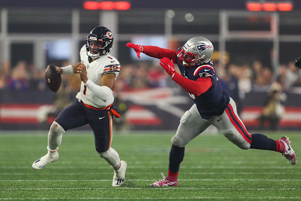 24 de octubre de 2022; Foxborough, Massachusetts, Estados Unidos; El apoyador externo de los New England Patriots, Matt Judon (9), persigue a los Chicago Bears