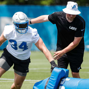 Detroit Lions linebacker Alex Anzalone (34).