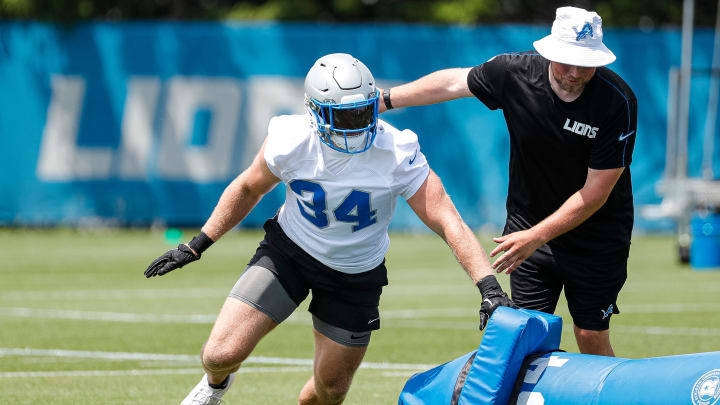 Detroit Lions linebacker Alex Anzalone (34).