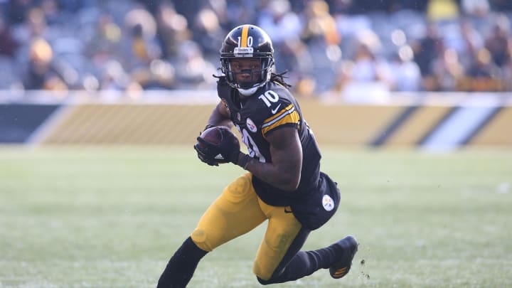 Dec 31, 2017; Pittsburgh, PA, USA;  Pittsburgh Steelers wide receiver Martavis Bryant (10) runs after a catch against the Cleveland Browns during the second quarter at Heinz Field. The Steelers won 28-24. Mandatory Credit: Charles LeClaire-USA TODAY Sports