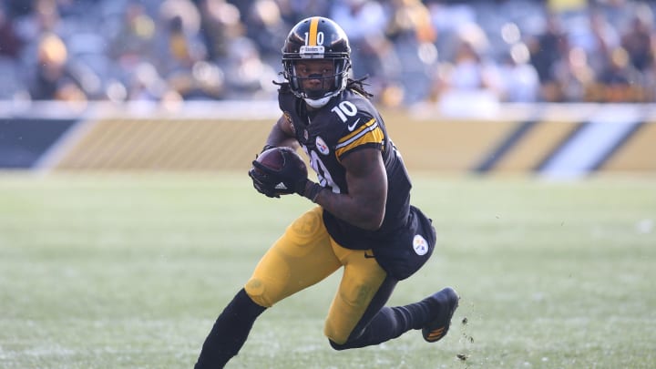 Dec 31, 2017; Pittsburgh, PA, USA;  Pittsburgh Steelers wide receiver Martavis Bryant (10) runs after a catch against the Cleveland Browns during the second quarter at Heinz Field. The Steelers won 28-24. Mandatory Credit: Charles LeClaire-USA TODAY Sports