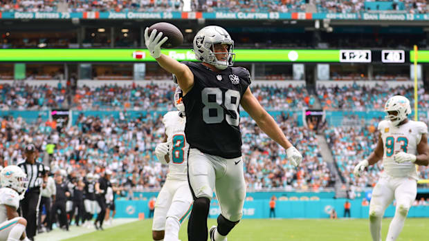 Las Vegas Raiders tight end Brock Bowers