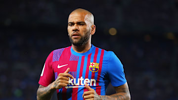 Dani Alves mong muốn ở lại Barcelona