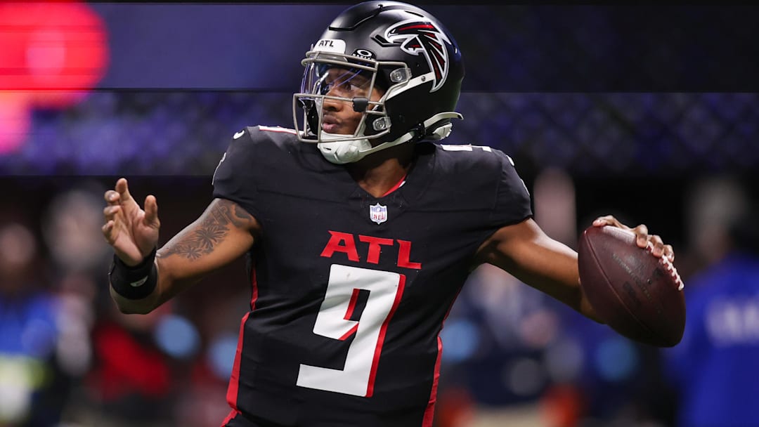 Atlanta Falcons quarterback Michael Penix Jr. (9) throws a pass against the Carolina Panthers in the third quarter at Mercedes-Benz Stadium.
