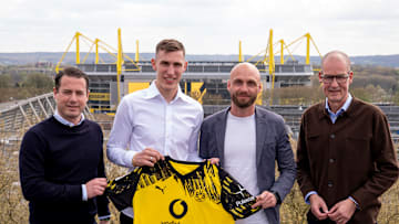 Nico Schlotterbeck hat seinen Vertrag in Dortmund verlängert Nico Schlotterbeck hat seinen Vertrag in Dortmund verlängert