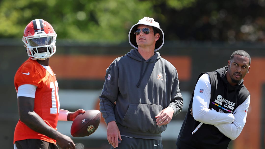 Browns offensive coordinator Ken Dorsey, center, watches the quarterbacks work during minicamp, Tuesday, June 11, 2024, in Berea.