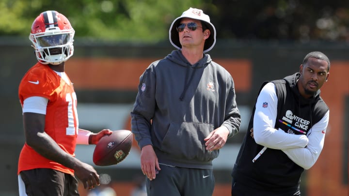 Browns offensive coordinator Ken Dorsey, center, watches the quarterbacks work during minicamp, Tuesday, June 11, 2024, in Berea.